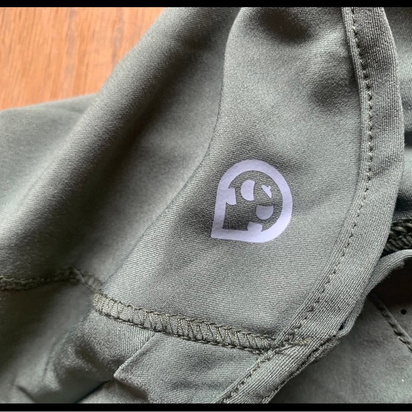 Tasc gym shorts - Picture 3 of 4